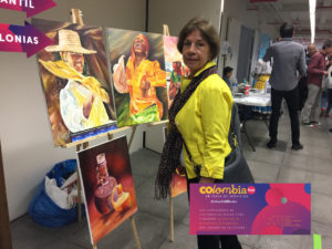 Foto con la obra de Elizabeth Arias
