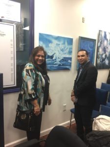 foto Elizabeth Arias Ojeda frente a su cuadro relacionado con la paz y Danilo Peña, pintor dominicano