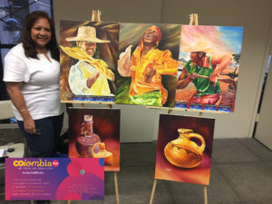 Foto de Elizabeth Arias Ojeda con su obra