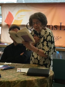 Foto de la poeta
