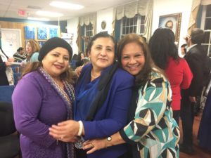 foto Morena Díaz y la Sra. Cónsul General de El Salvador, Ana Lorena Siria de Lara y Elizabeth Arias Ojeda