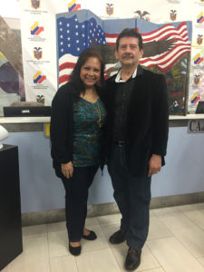 Foto de Elizabeth Arias Ojeda con Saúl López