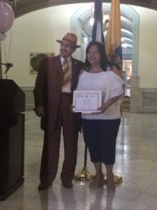 foto Amado entregándome el certificado de participación