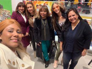 foto de Maricela Reyes Martínez y un grupo de empresarias y artistas